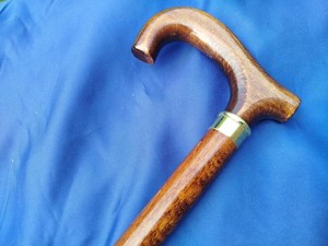 Canne de marche artisanale en bois naturel avec poignée courbée, support durable pour usage domestique et marche quotidienne, approvisionnement B2B - Product Image 6