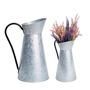 Vase vintage en métal galvanisé blanc avec poignée, carafe décorative style ferme pour la maison, le bureau et le jardin, design floral shabby chic - Product Image 3