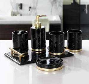 El conjunto de accesorios de baño de mármol premium es una colección elegante y sofisticada diseñada para transformar baños modernos. - Product Image 1