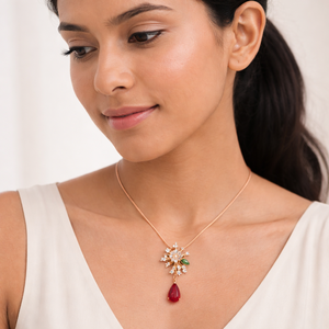 Collier chaîne pendentif floral plaqué or rose avec diamants multicolores, design élégant et vintage pour femme, idéal pour les soirées - Product Image 2