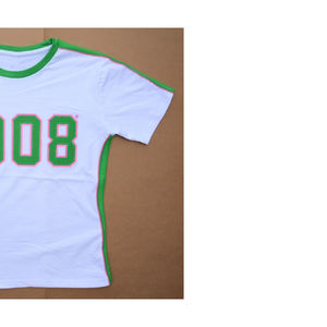 Camiseta ALPHA PHI ALPHA Verano 2026 1908, Cuello Redondo Griego con Diseño Personalizado, Logotipo Bordado en Chenilla, Blanco y Verde - Product Image 4