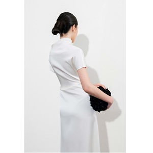 ชุดเดรสขายส่งสำหรับผู้หญิง ดีไซน์หรูหรา ผลิตตามแบบ ODM รุ่น AVA ASYMMETRICAL DRESS ชุดเดรสยาวผ้าไหมแขนสั้นทันสมัยสำหรับผู้หญิง ดีไซน์หรูหรา - Product Image 5