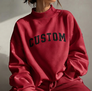 เสื้อสเวตเตอร์คอเต่าโอเวอร์ไซส์สำหรับผู้หญิง สีแดง ผ้าฝ้าย พิมพ์ลายตัวอักษร สวมใส่สบายๆ ในฤดูใบไม้ร่วง - Product Image 1