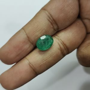 Émeraude ovale verte de 4,50 carats provenant de Zambie, pierre précieuse non montée - Product Image 1