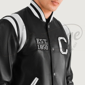 Chaqueta Varsity de Cuero Genuino Negro para Hombre con Paneles Blancos en los Hombros, Parche Personalizado con la Letra "C" y Puños Acanalados a Rayas - Product Image 3