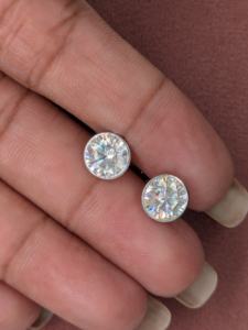 Pendientes de Diamantes Redondos de Corte Brillante Cultivados en Laboratorio de Alta Calidad, Oro Sólido de 18K, Certificados por IGI - Product Image 6