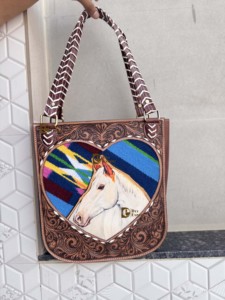 Bolso de cuero hecho a mano con apliques de caballo, estilo vintage, con correa para el hombro, para mujer, para uso diario. - Product Image 1