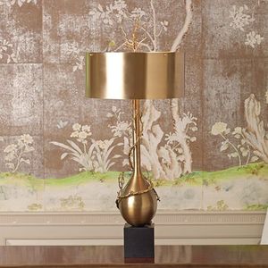 Lampe de table en métal écologique sculpturale dorée de luxe, décoration d'intérieur moderne, design abstrait en forme de branche, hôtels, design haut de gamme - Product Image 6