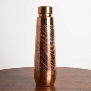 Botella de Agua de Cobre de Lujo, Hecha a Mano, con Acabado de Cobre Texturizado y Pulido, Forma Cilíndrica con Tapa de Rosca - Product Image 5