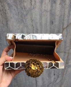Pochette incrustée de nacre au design géométrique fait à la main pour les soirées, les mariages et les événements de mode de luxe - Product Image 4