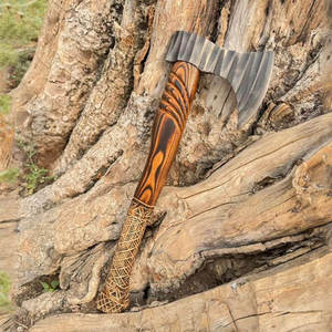Hache Viking de qualité industrielle avec design nordique traditionnel, manche en bois sculpté, lame en acier au carbone pour le camping et la chasse en plein air - Product Image 1