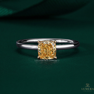 Bague de fiançailles minimaliste de luxe en or 18 carats avec diamant jaune fantaisie taille coussin carrée de 1,09 carat, clarté VVS2, certifiée IGI - Product Image 1