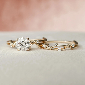 Bague de fiançailles en or jaune avec diamant de laboratoire taille ronde style vigne - Product Image 3
