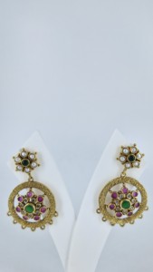 Pendientes de Aro Chapados en Oro Estilo Jaipur Heritage con Esmeraldas Verdes, Rubíes Rojos y Perlas Colgantes para Mujer - Product Image 3