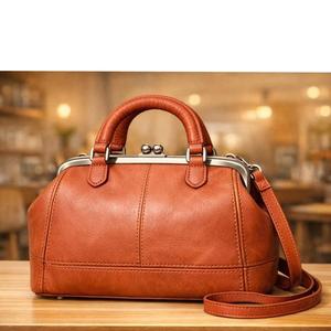 กระเป๋าถังหนังสีเขียวมะกอกดูเหมือนจะคล้ายกับรุ่นจากแบรนด์เช่นหรือกระเป๋าหนัง tuscany - Product Image 5