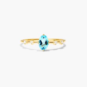 Anillo de Compromiso con Topacio Azul Corte Ovalado y Engaste de Garras, con Detalles de Moissanita, en Plata de Ley Chapada en Oro Amarillo, Gema de Lujo para Boda - Product Image 1
