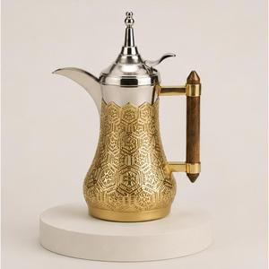 Cafetera Árabe de Lujo Grabada, Dallah de Acero Inoxidable con Acabado de Latón, Cafetera Tradicional de Oriente Medio con Mango de Madera - Product Image 2