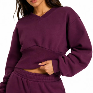 2026 OEM al por mayor, camiseta corta de algodón 100% con cuello en V y ribetes, bordado de pedrería de calidad premium, logotipo personalizado, fabricante de EE. UU. - Product Image 3