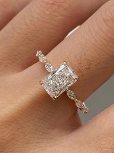 Bague de fiançailles de luxe à taille radiant avec pierres latérales marquise en or 14 carats, bijoux fins, diamant de laboratoire, fabricant - Product Image 1