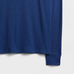 Chemise en tricot gaufré classique, design texturé, tissu doux au toucher, chemise en tricot gaufré parfaite pour les looks décontractés et élégants - Product Image 6