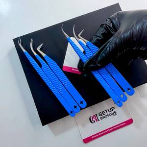 Pince à épiler GETUP BROSONS IMPEX en acier inoxydable 10 mm, revêtement poudré bleu, pointe courbée argentée, pointe lisse, découpe personnalisée, pour cils - Product Image 4