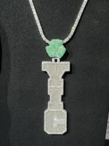 Pendentif de luxe pour homme en argent 925 avec moissanite, motif trèfle vert, serti baguette, cadeau - Product Image 4