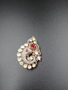 Broche Amaira Jewels Vintage Fleur Paon en Argent 925 avec Rubis Central et Diamant Taille Poire Sertie en Bezel, Bijou de Mariage de Luxe Unisexe - Product Image 4