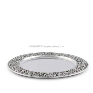 Plaque de chargement en acier brossé avec brillance subtile, idéale pour une table scandinave minimaliste avec des couverts modernes - Product Image 5