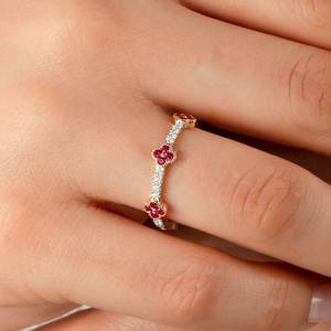 แหวนทอง 14K ประดับทับทิมรูปโคลเวอร์และเพชร แหวนพลอยทับทิม แหวนแต่งงานแบบซ้อนได้ แหวนประจำเดือนเกิดเดือนกรกฎาคม แหวนลายดอกไม้แบบมินิมอล - Product Image 5