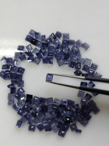 Iolita natural de 3 mm con corte cuadrado escalonado, gemas sueltas de la mejor calidad con efectos pleocroicos para la fabricación de joyas. - Product Image 3