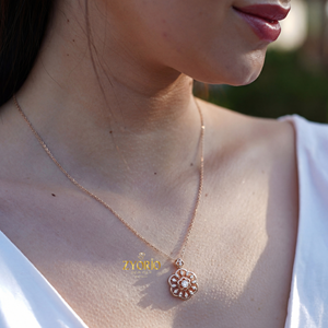 Pendentif en forme de croissant floral plaqué or rose avec diamants, chaîne à maillons, bijoux de luxe pour mariage, anniversaire, cadeau, fête - Product Image 5