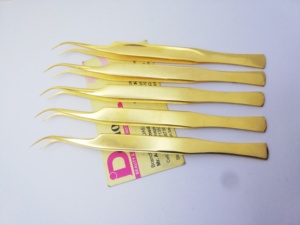 Pince à cils plaquée or en acier inoxydable, pince à logo personnalisé, pince professionnelle courbée en C pour extensions de cils. - Product Image 4