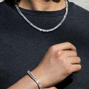 Bracelet chaîne géométrique unisexe en or plaqué 18 carats avec diamants taille radiant sertis en canal, bijoux de luxe raffinés - Product Image 4