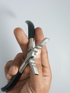 Pinzas de Alta Calidad para Extensiones de Cabello con Punta de Aguja, Acabado Dall, Acero Inoxidable Alemán, con Mango de PVC - Product Image 4