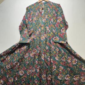 เดรสผ้าฝ้ายสีเขียวทรงสวยสำหรับผู้หญิง คอวี แขนยาวทรงกระดิ่ง แต่งลายชาติพันธุ์ เอวเข้ารูป ดีไซน์เนอร์คุรติ - Product Image 5