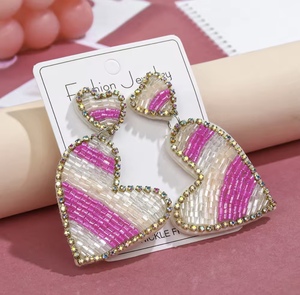 Pendientes de botón clásicos unisex hechos a mano con cuentas de vidrio blancas y rosas con letras para profesores, ideales para bodas y fiestas. - Product Image 4