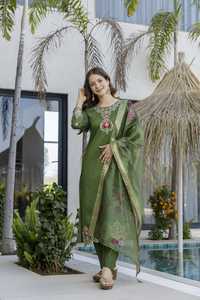 Costume Salwar indien Chanderi tendance et best-seller, dernière collection, broderie exclusive, vêtements ethniques élégants pour femmes, pour les occasions spéciales - Product Image 6