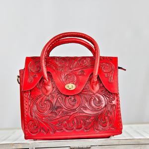 Bolso de Mano de Cuero Rojo de Lujo con Estampado Floral, Cierre de Cremallera, Diseño Duradero - Product Image 2