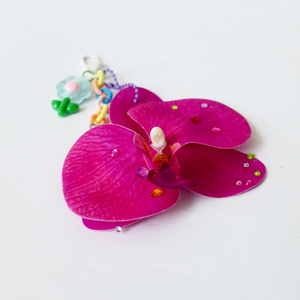 Breloque de sac en forme d'orchidée magenta faite à la main, porte-clés floral en strass, chaîne perlée, accessoires esthétiques pour sac à dos et sac à main, article cadeau - Product Image 1