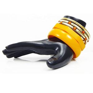 Ensemble de bracelets en résine et en laiton orange fabriqués à la main Bijoux de mode audacieux et élégants en matériaux mixtes pour femmes Boho et vêtements contemporains - Product Image 1