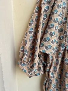 Vestido maxi de algodón con cuello en V, tejido, largo hasta el suelo, manga 3/4, estampado en bloques, estilo indio, informal, 100% algodón. - Product Image 2