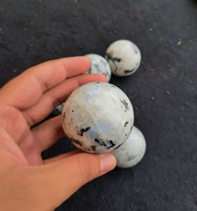 Sphère de pierre de lune arc-en-ciel blanche de qualité supérieure pour la méditation, la thérapie ou la décoration, disponible à la vente - Product Image 3