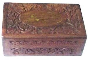 Élégante boîte à bijoux en bois sculptée à la main, motif floral complexe, coffre rustique artisanal pour ranger bagues et boucles d'oreilles - Product Image 5