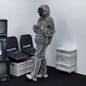 Conjunto Deportivo de Dos Piezas con Chaqueta Cortavientos y Pantalones Joggers de Nailon con Logotipo Personalizado de Diseño Moderno, 100% Nailon para Hombre - Product Image 2