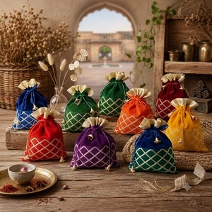 Bolsos Potli Tradicionales de Terciopelo de Seda con Trabajo Gota Patti, Patrón de Cuadrícula Cruzada Dorada, Cierre con Cordón, Año Nuevo Indio Chino - Product Image 3
