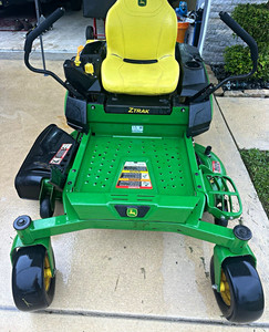 Tondeuse autoportée verte à braquage zéro Ztrak avec siège jaune et poignées noires - Product Image 1