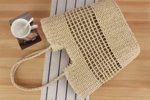 Añade un toque de elegancia fresca a tu atuendo con este bolso de hilo natural hecho a mano que exhibe una encantadora textura de red. - Product Image 6