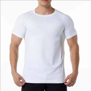 เสื้อยืดคอกลมแขนสั้นสีขาวสำหรับผู้ชาย ทรงเข้ารูป สีพื้น แห้งเร็ว ผลิตจากโพลีเอสเตอร์ 100% ผ้าถัก สวมใส่สบาย สไตล์สปอร์ต - Product Image 1
