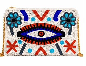 Cette pochette perlée à l'œil porte-bonheur, fabriquée à la main, est bien plus qu'un simple sac – c'est une déclaration de style, d'énergie et d'individualité. Conçu - Product Image 1