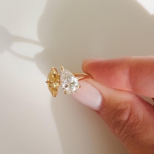 Anillo de Compromiso con Moissanita Creada en Laboratorio, Corte Pera Marquise, 2.7CT, Toi Et Moi, Oro Amarillo de 14k, Dos Piedras, Banda Catedral, Certificado GRA - Product Image 3